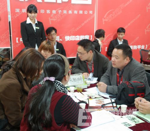 學(xué)員們積極討論所學(xué)內(nèi)容