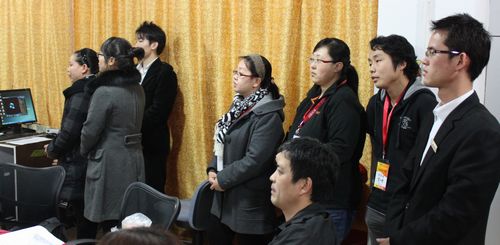學員們排著隊等候發言機會